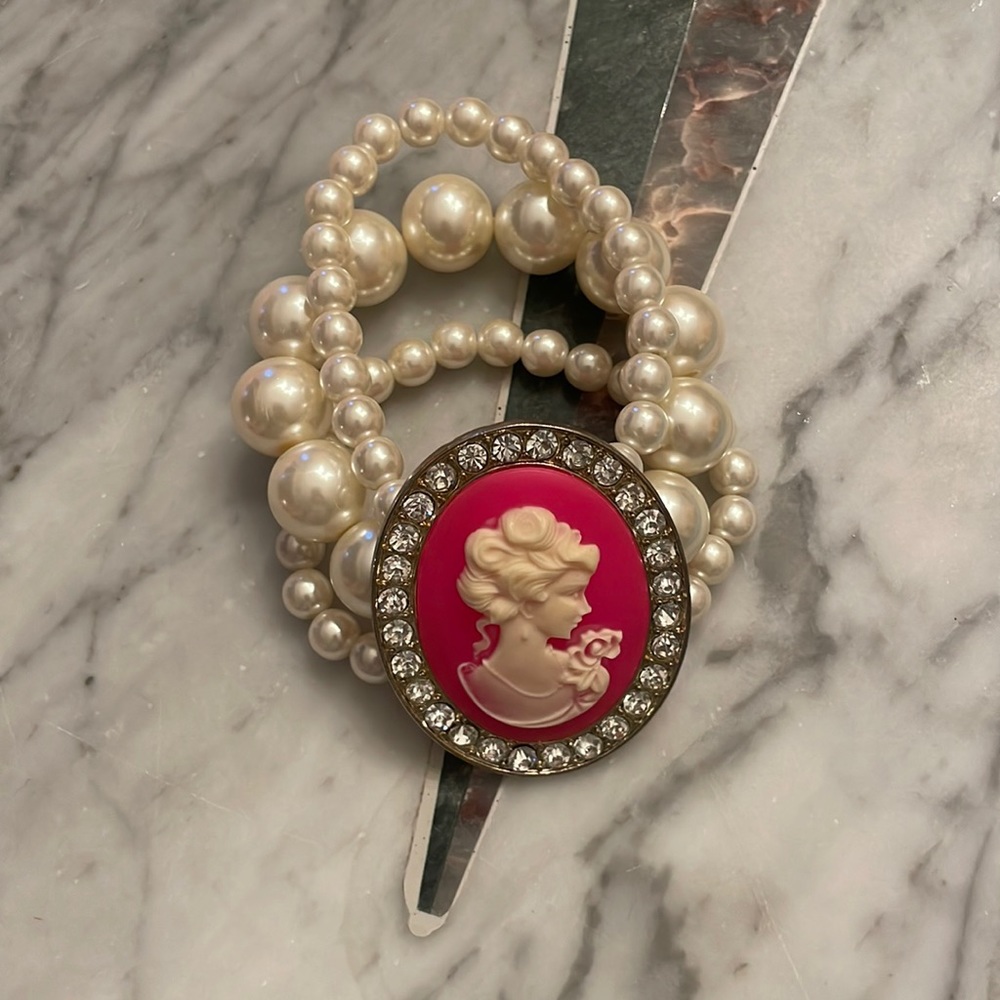 This is a vintage cache bracelet I recommend it for a classy lady or a cosplay